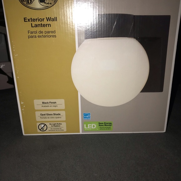 Hampton Bay Exterior wall lantern - Picture 2 of 3